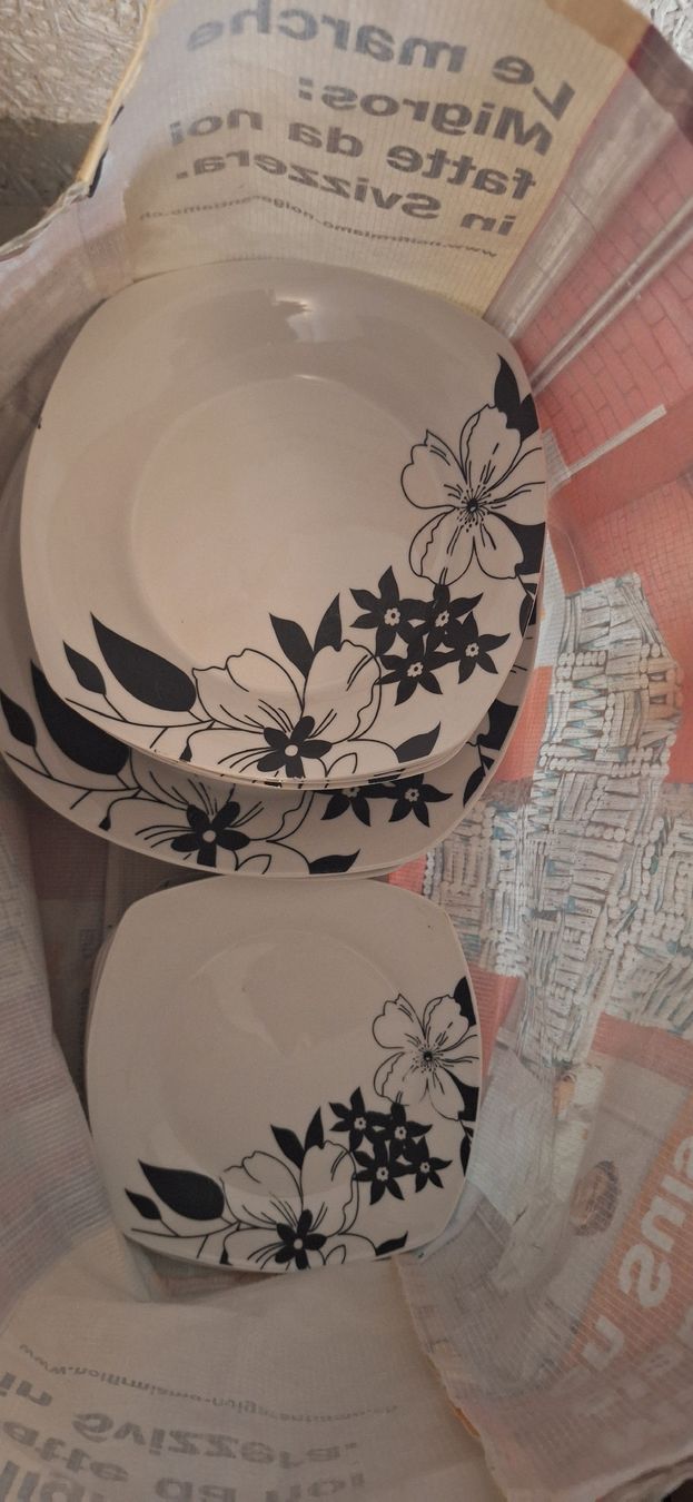 Set di piatti: Tellee Set mit Blumenmuster – Usato da Gretzenbach venduto da Chillkrot