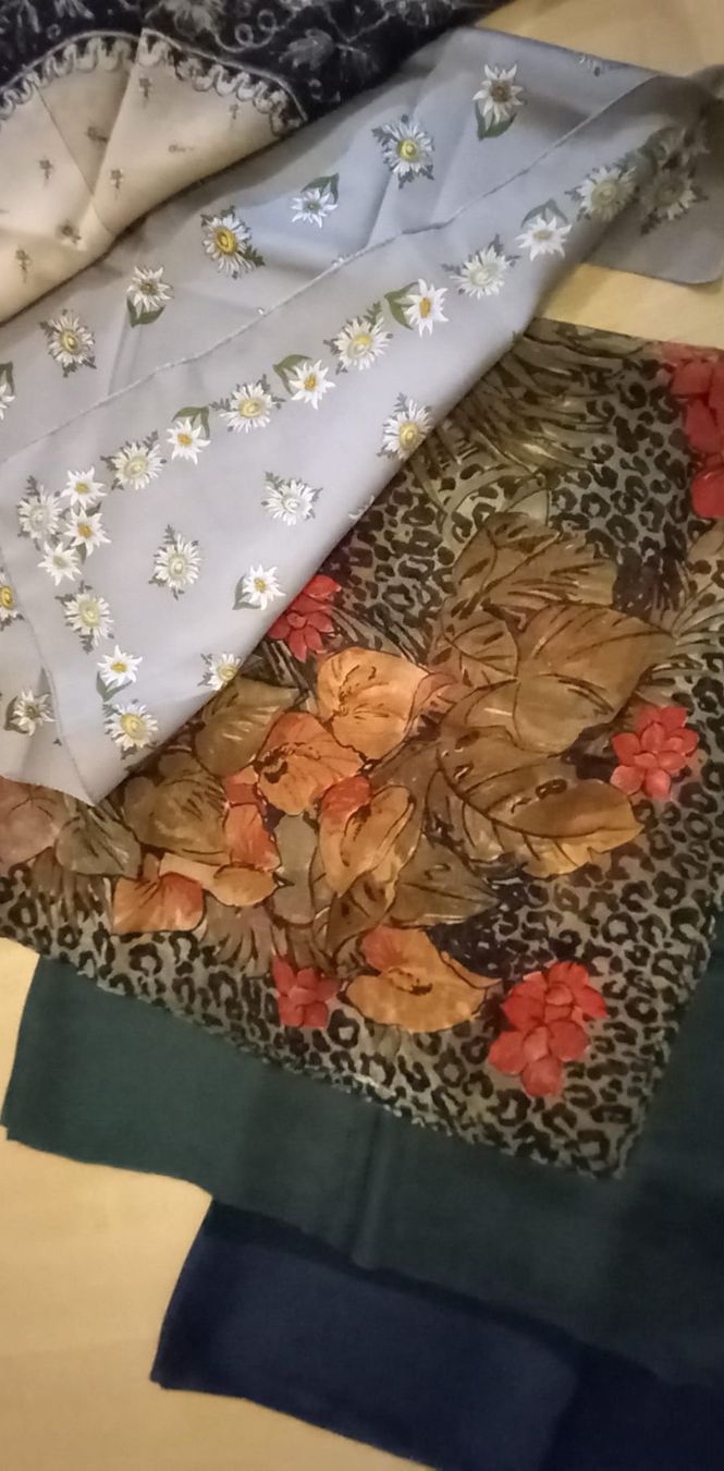 Foulard & Sciarpe: 9 STK DIVERSE FOULARD - QUADRATISCH – Usato da Huttwil venduto da Kunterbuntli 4