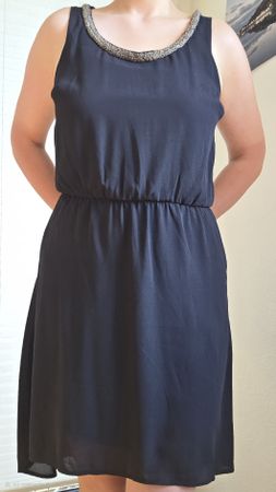 Simples schwarzes Kleid von ONLY in der Grösse 38 (S). 