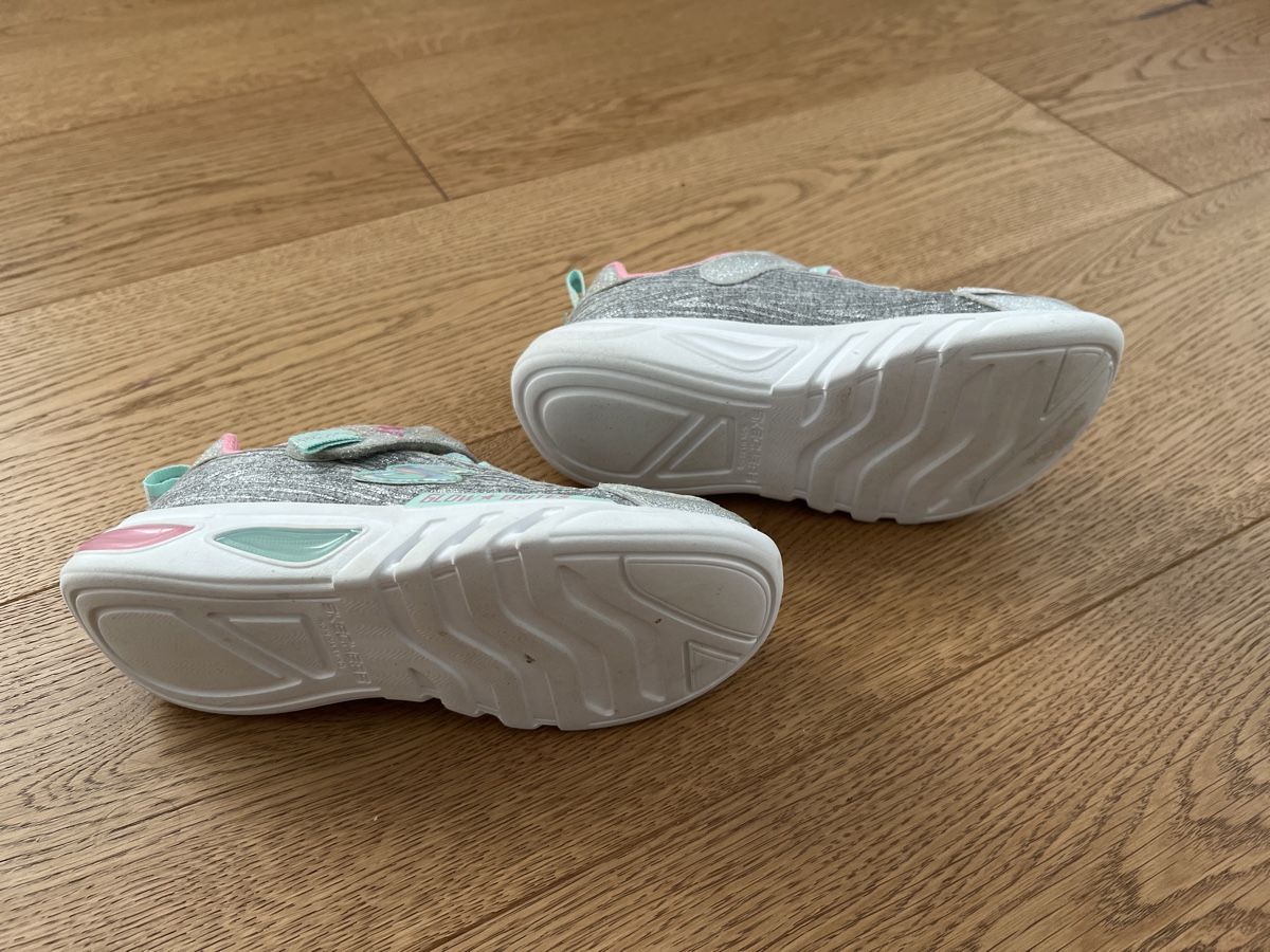 Scarpe per ragazze: Skechers Sneaker Gr. 30 mit Glitzer & Licht – Usato da Aeugst am Albis venduto da Bsaeub 4
