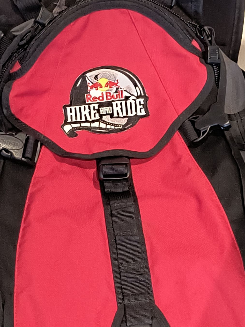 Dakine Zaini: Dakine Red Bull Hike & Ride Rucksack – Usato da Oberweningen venduto da Bumblebee2 1