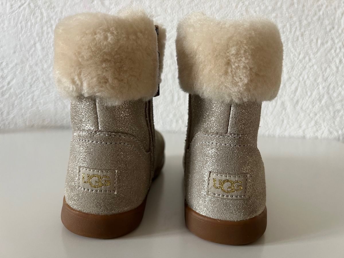 Ugg Scarpe per ragazze: Bottes UGG fourrées fille pointure 26 – Usato da Zürich venduto da Sol65 1