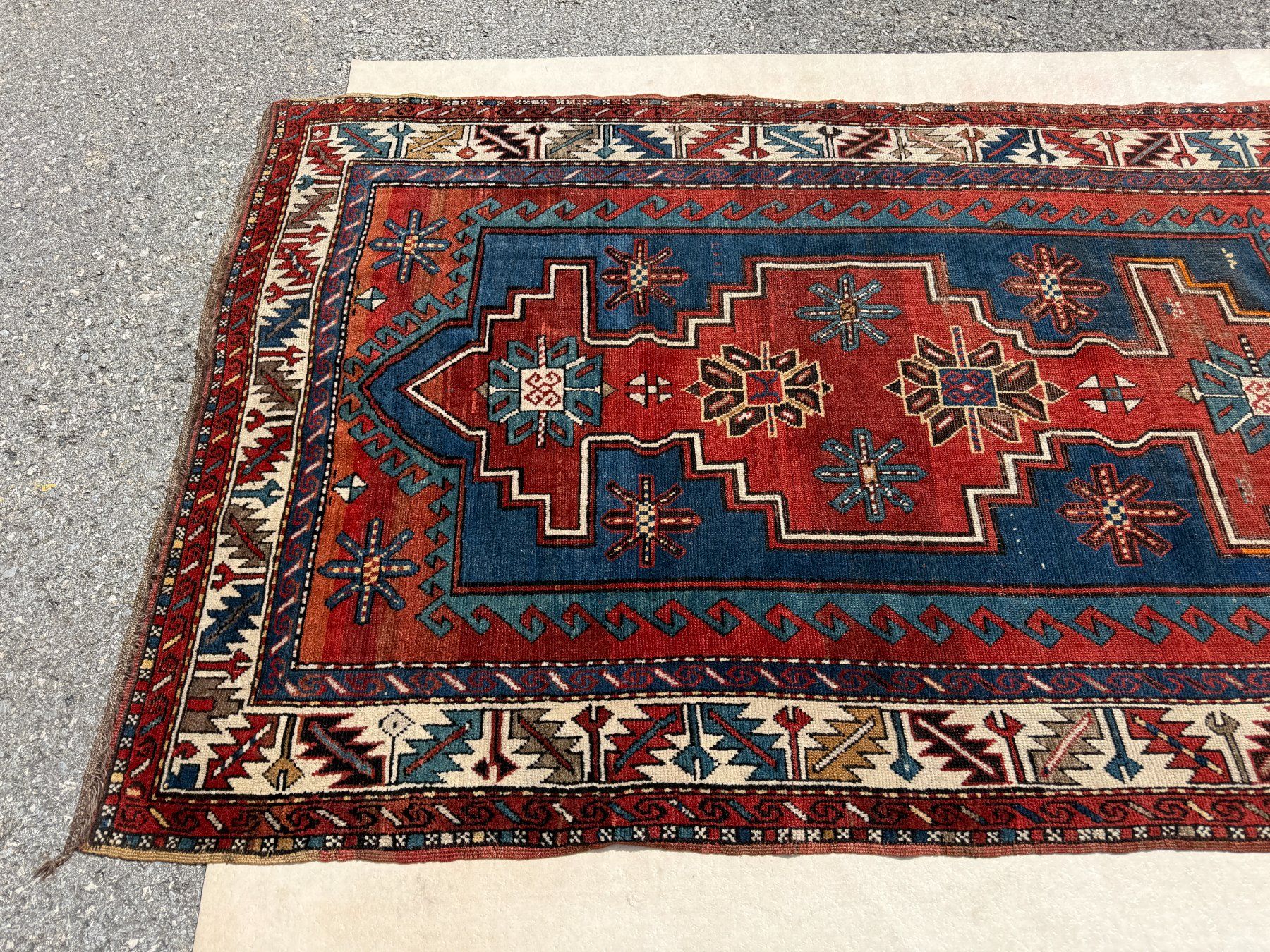 Teppiche: Kasak mit archaischem Design Teppich 236x140cm sauber – Gebraucht aus Vacallo von cri_229f 3