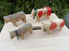 4 schöne alte geschnitzte Holzkühe
