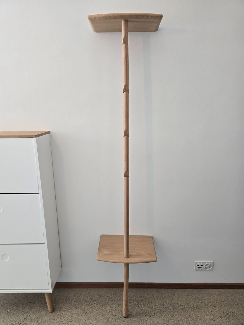 Livique Garderobe: Schlichte Garderobe – Gebraucht aus Bern von sar_g5ff