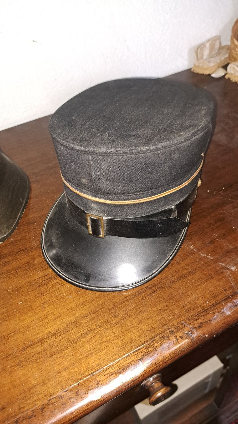 Pompieri: 2 Helme Feueewehr 1 Uniform Mütze – Usato da Kölliken venduto da Upcycling-by-Mc-TAM 2