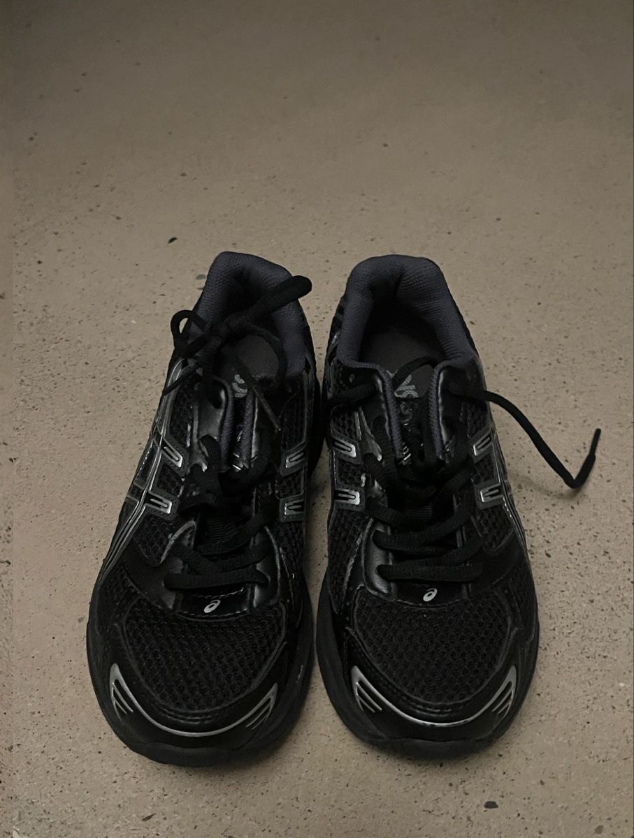 Asics Scarpe da donna: Schwarze Asics  – Usato da Gossau SG venduto da eor_9jvs 1