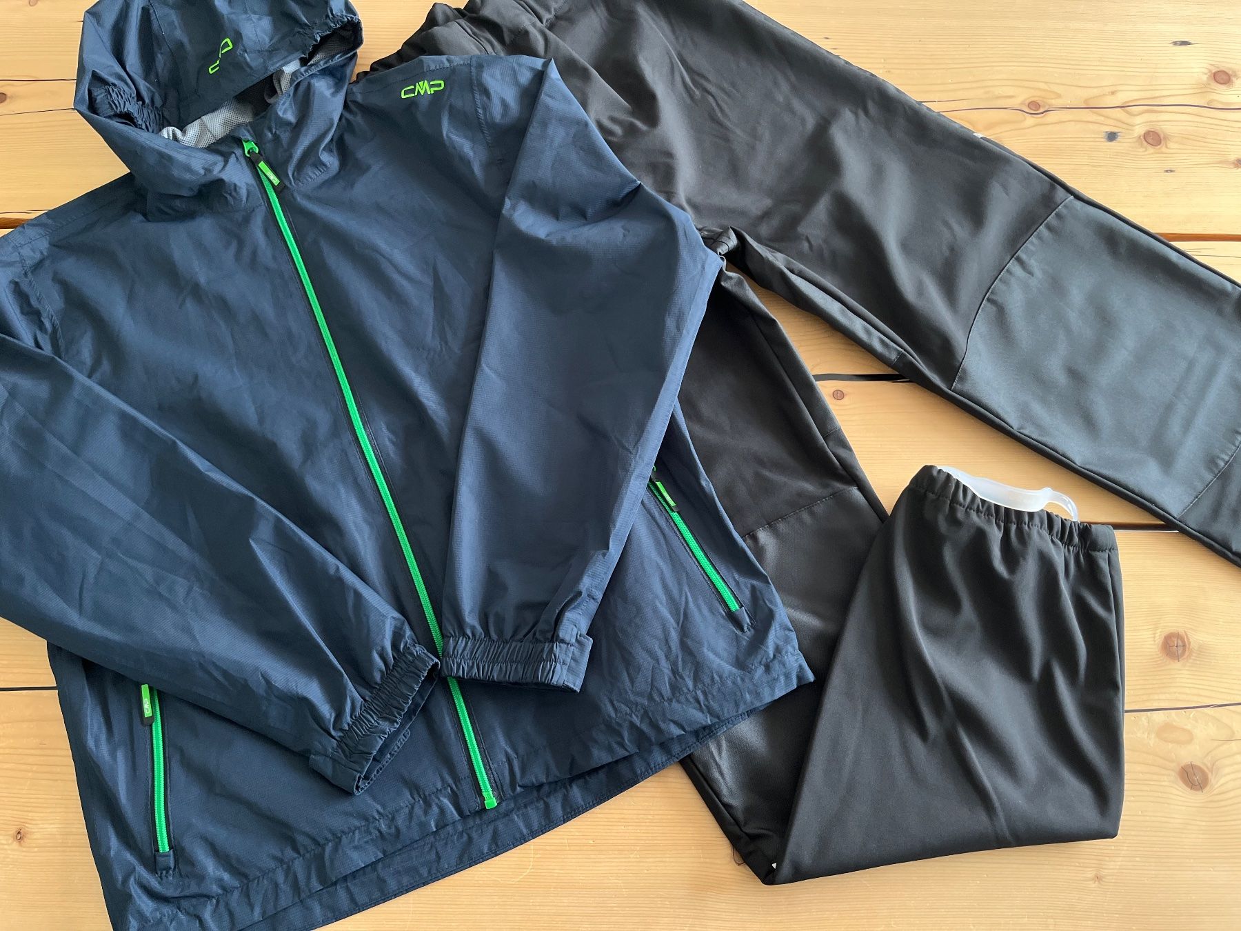 CMP Giacche & Cappotti: Neue NameIt Softshellhose & CMP Regenjacke / Jacke 164/170 – Nuovo (secondo la descrizione) da Davos Dorf venduto da AJRMBA