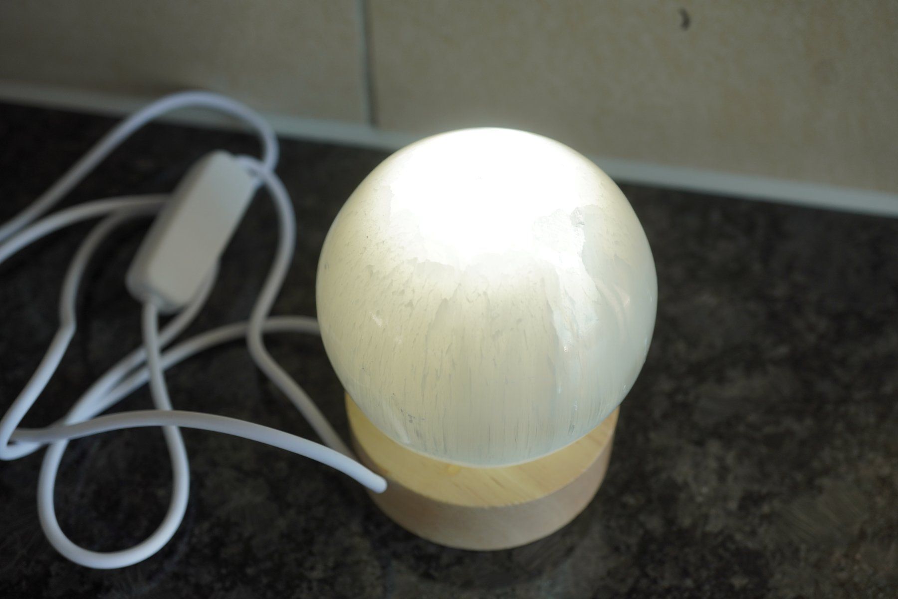 Minerali & Pietre curative: Selenit Kugel   ca60mm  mit Led   Ständer Licht – Nuovo e nell'imballaggio originale da Eschenbach SG venduto da topstone 2