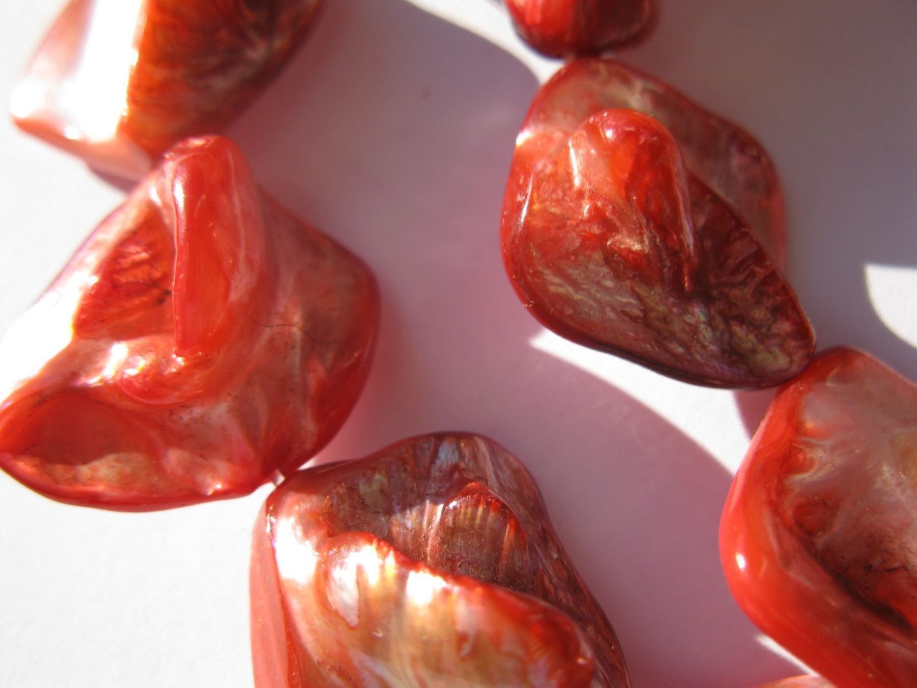 Perlen (unechte): 20 Muschelkernperlen gross, rot, 15mm – Neu und originalverpackt aus St. Margarethen TG von LuanaKa 2