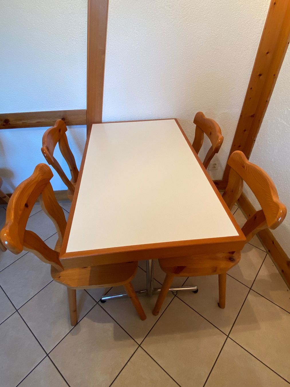 Set di tavolo e panche: Esstisch mit vier Stühlen – Usato da Eschlikon TG venduto da ArtRec 1