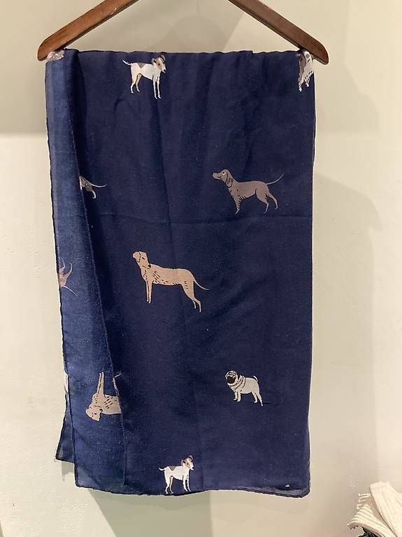 Foulards & écharpes: Schal mit Hundemotiven – D'occasion à Bellach par lia_26tj