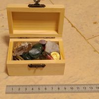 Schatzkiste mit Mineralien und schönen Steinen