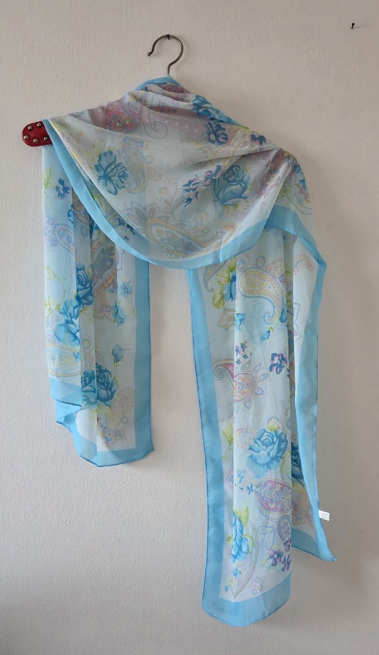 Foulard & Sciarpe: Leichter Sommer Schal mit Blumenmuster – Usato da Lyss venduto da wal_q9rg