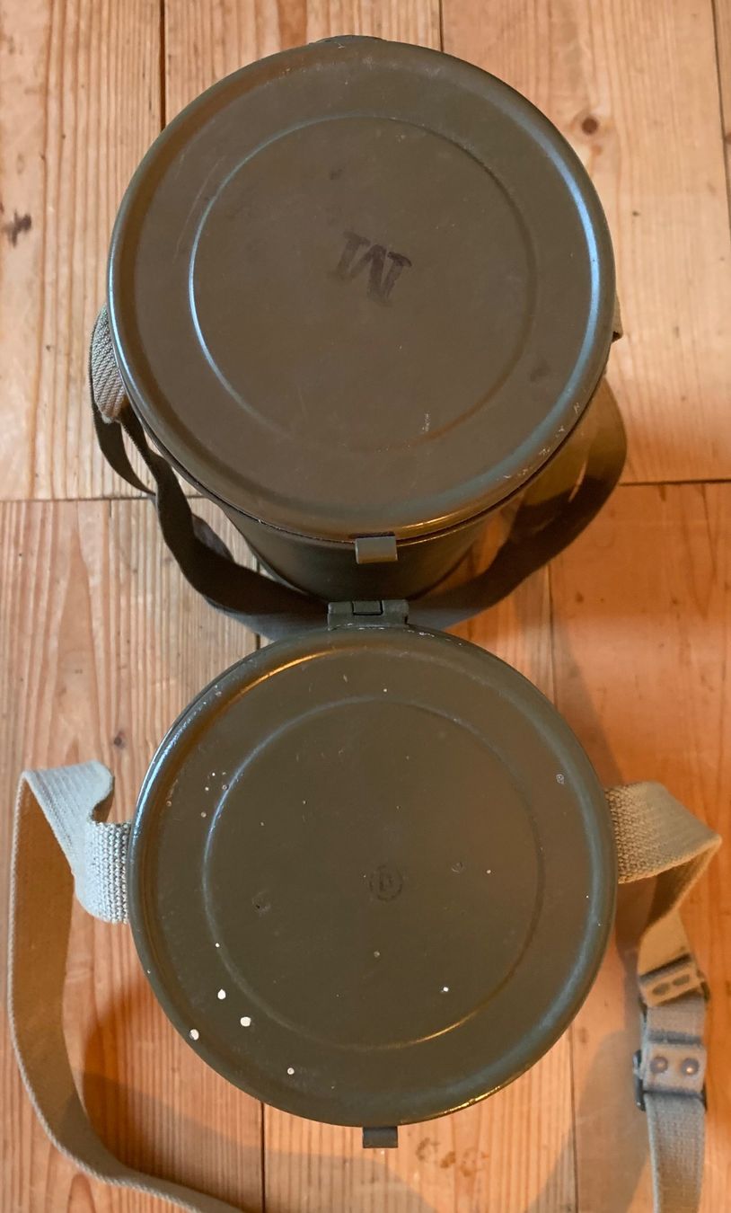 Armée suisse Sacs: 2 unterschiedliche Gasmasken-Büchsen – D'occasion à Goldingen par Bergler012 7