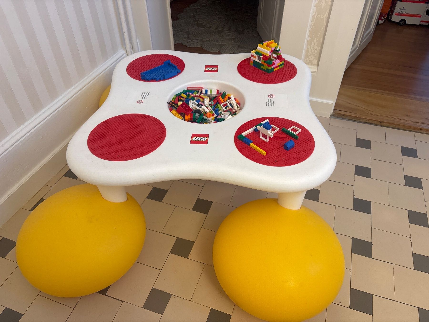 Lego Jeux de construction: Table lego avec 4 petits sièges intégrés – D'occasion à Lausanne par dju_ggx6