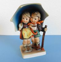 grosse HUMMEL Figur Goebel Kinderpaar unter Schirm H.15.5 cm