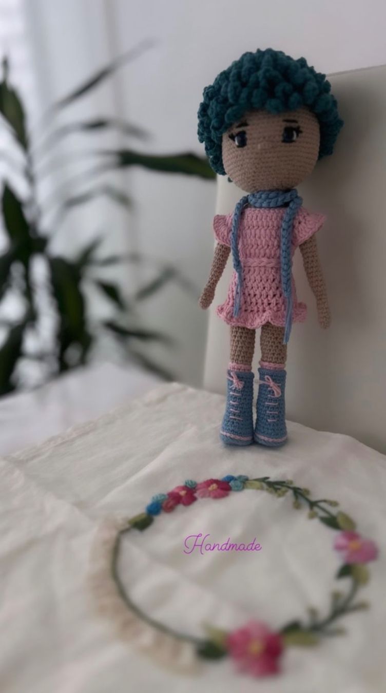 Bambole: Handmade crocheted doll with blue hair. – Nuovo (secondo la descrizione) da Oftringen venduto da Eylem79 5