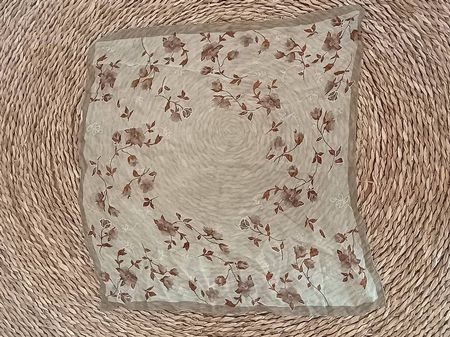 Zartes Seidentuch mit Blumen- Blättermuster 46 cm x 48 cm