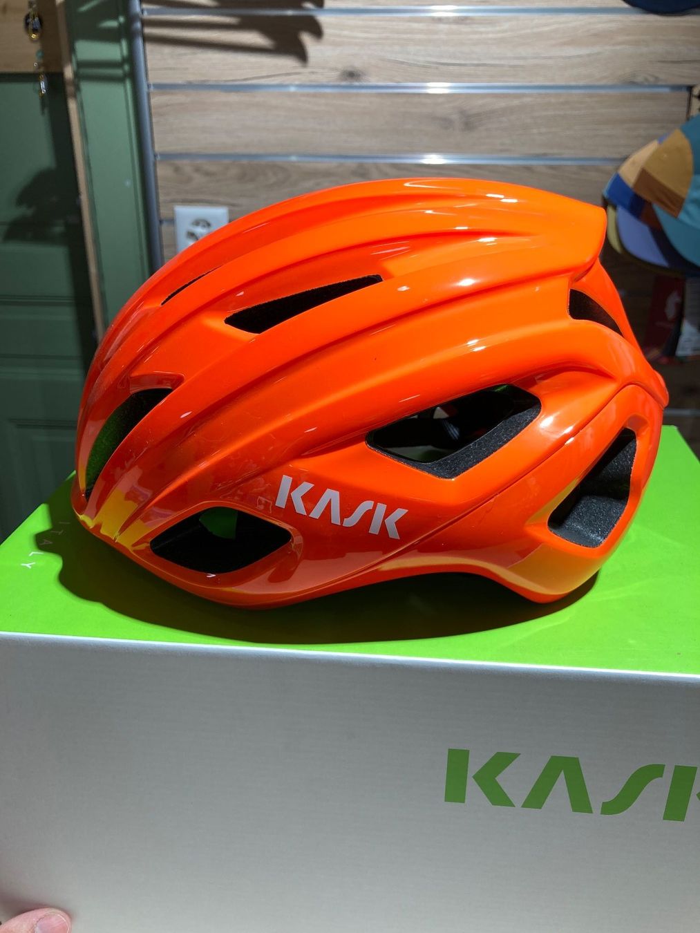 Caschi: Kaks Mojito 3 Helm Orange Fluo, Large – Nuovo (secondo la descrizione) da Lauterbrunnen venduto da Imboden-Bike 1