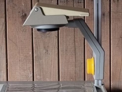 Proiettori: Hellraumprojektor Kindermann famulus 3  mit Rolltisch – Usato da Bern venduto da ros_v7ry 4
