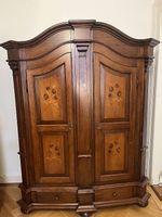 Schöner massiver Holzschrank