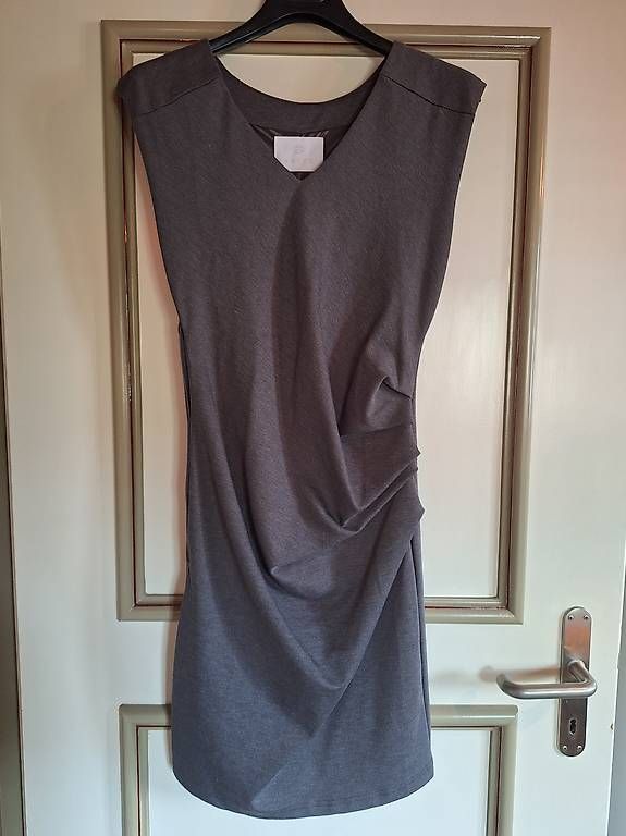 Vestiti: KAFFE Kleid Gr. S grau  – Usato da Klingnau venduto da han_km7r