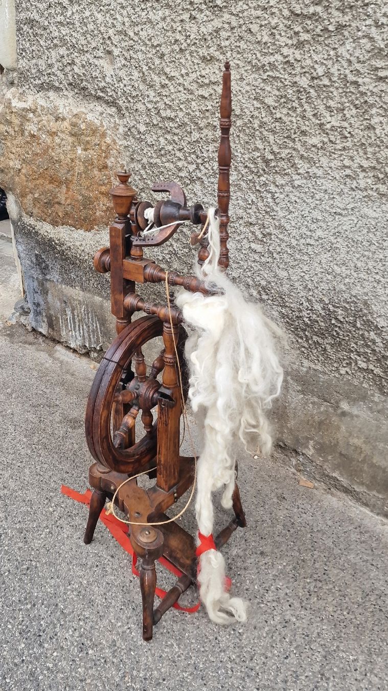 Ruote per filare: Petit rouet ancien en bois – Usato da Lausanne venduto da ama_2fz8 1