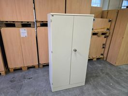 schöner Büroschrank 80x47cm H: 161cm mit 3 Metalltablaren