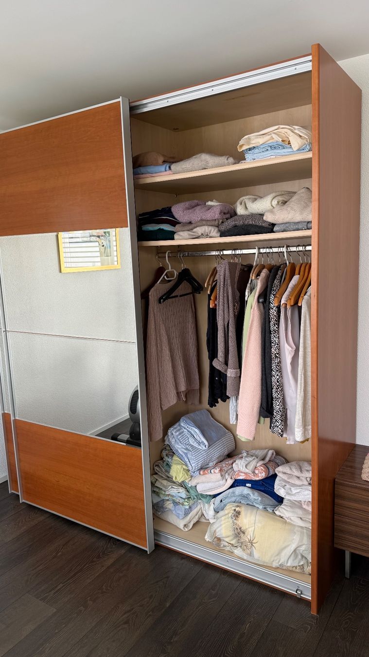 Armoires: Kleiderschrank mit doppelter Schiebetür – D'occasion à Wilen b. Wollerau par gpanzera 1