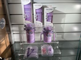 7 x Babyartikel Twistshake Flaschen, Schnuller, Kette. NEU!