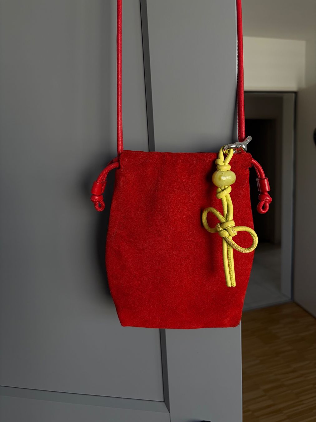 Cos Taschen für Damen: Cos Tasche mit Anhänger – Gebraucht aus Hergiswil NW von irinagraf 2