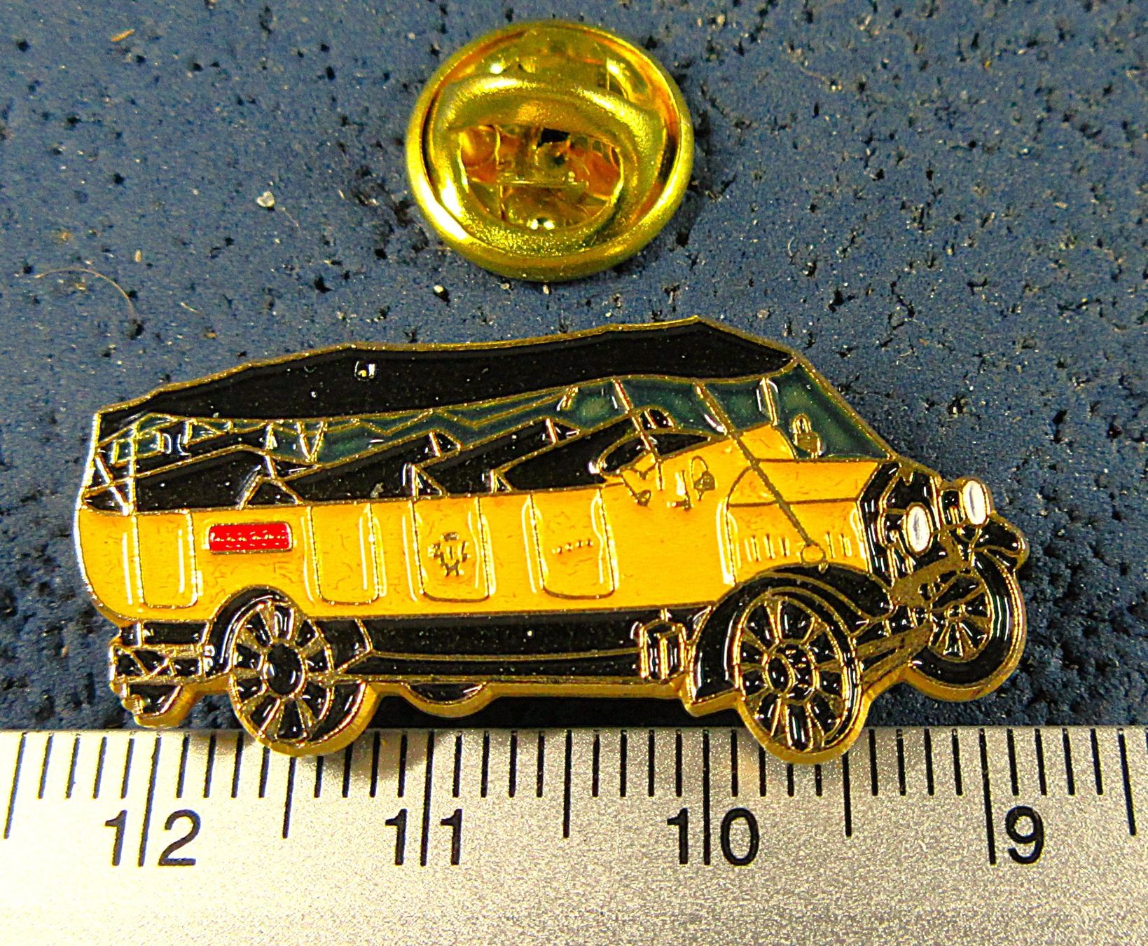 Saurer Placchette & Badge: SAURER POSTAUTO OLDTIMER PIN GEPRÄGT GOLDIG – Usato da Ettingen venduto da Hausi4711