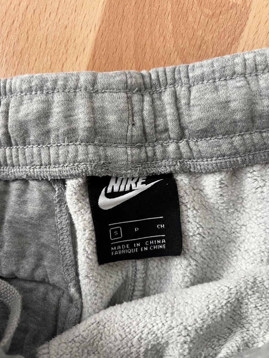 Nike Hosen: Graue Nike Jogginghose – Gebraucht aus Spiez von m.baets. 2