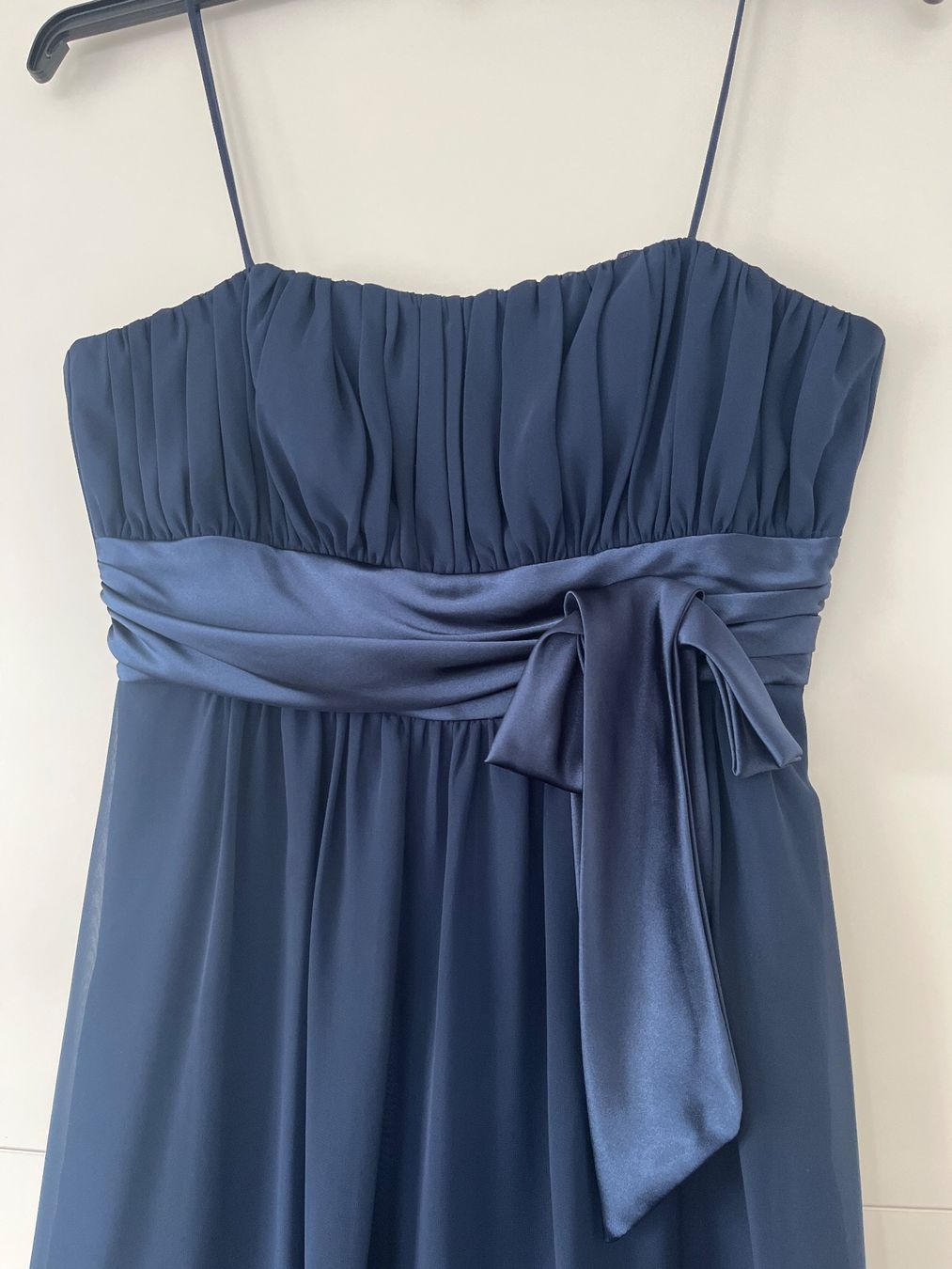 Kleider: Elegantes, dunkles Kleid mit Schleife, Grösse 36 – Gebraucht aus Abtwil SG von Isi1 1