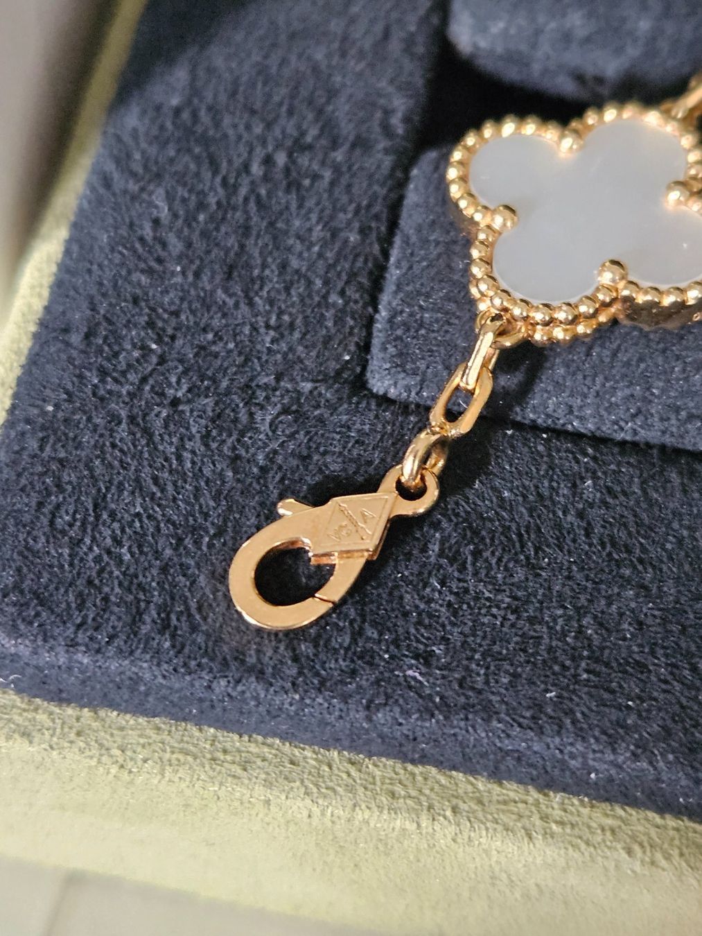 Van Cleef Bracciali & Braccialetti: Van Cleef & Arpels Alhambra Nacre Bracelet  Neuwertig – Usato da Chêne-Bourg venduto da jarry1 1