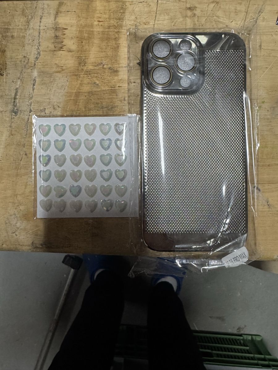 Cover & Protezioni schermo: Coque iPhone 16 Pro Max + stickers coeurs - Neuf! – Nuovo e nell'imballaggio originale da Salavaux venduto da Sybethen 1