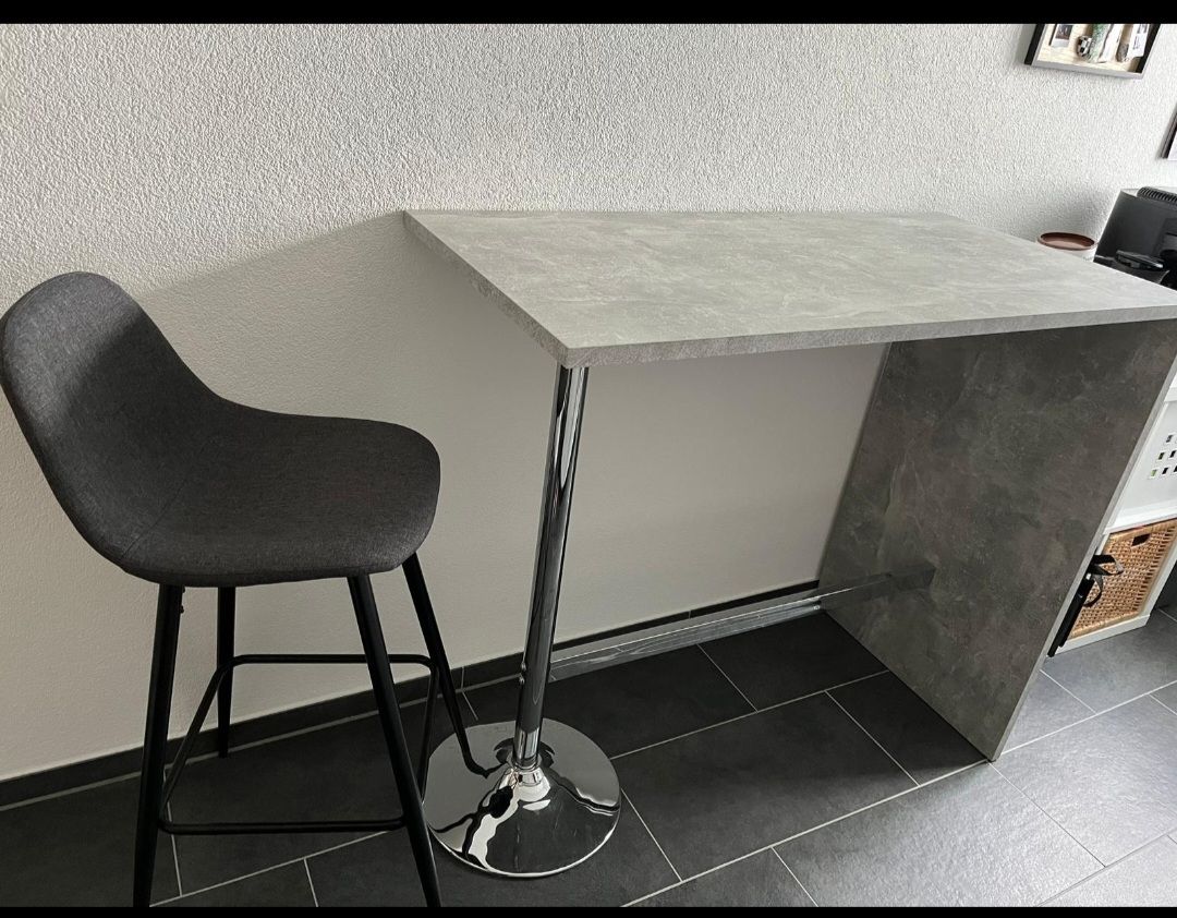 Ladenausstattungen & Messebau: Bartisch inkl. Barhocker – Gebraucht aus Oberwil BL von stefanie_carina_89