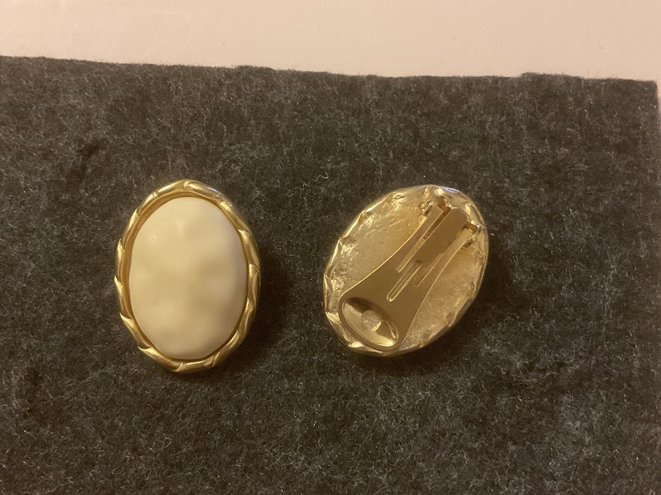 Orecchini pendenti & Orecchini a lobo: vintage Ohrclips, Creme goldfarben – Usato da Uznach venduto da Ya_x7x6 2