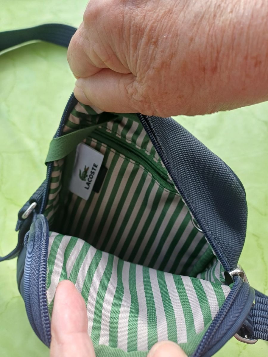 Lacoste Borse da donna: Lacoste Umhängetasche blau – Usato da Sils/Segl Maria venduto da ama_vc2l 1