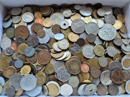 Grosse Sammlung mit 3.9 Kg. Münzen aus aller Welt
