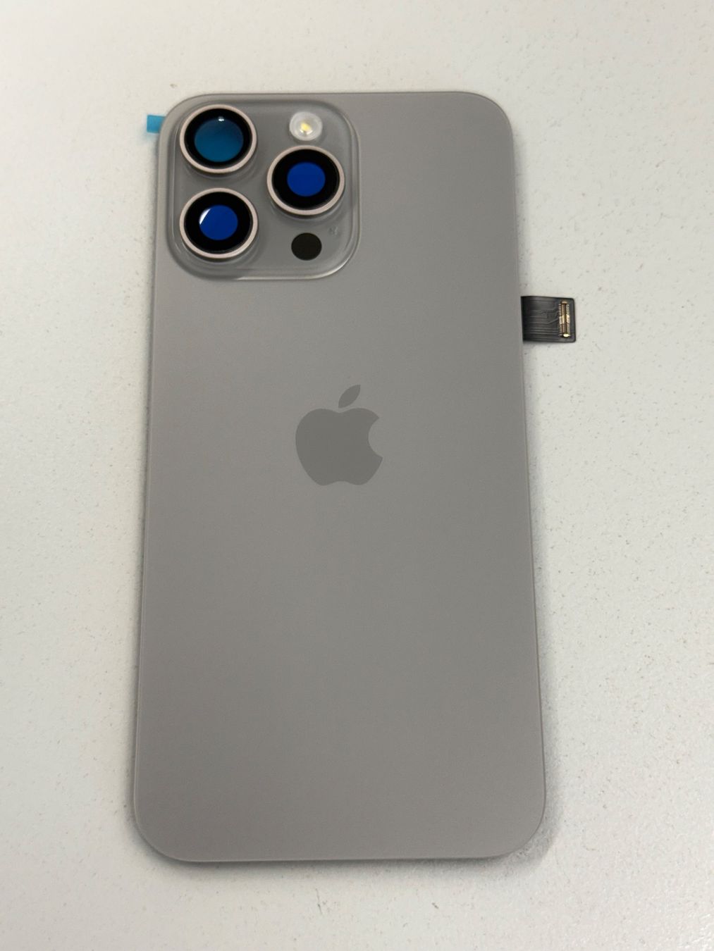 Apple Telefoni cellulari / Smartphones: Vitre Arrière pour iPhone 15 Pro Max avec NFC | Flash – Nuovo e nell'imballaggio originale da Zug venduto da ElPhone
