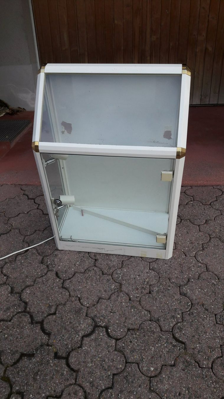 Vetrine: edle Glasvitrine  mit Beleuchtung – Usato da Weissbad venduto da almaco