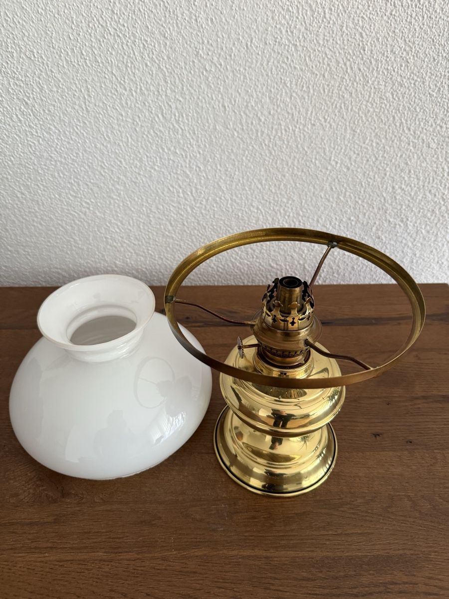 Lampade: Antike Lampe, Messingfuss mit Glasschirm – Usato da Hombrechtikon venduto da R-E 1