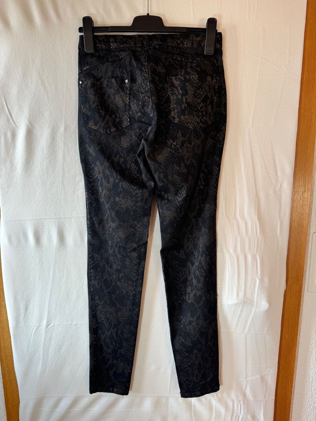 Hosen: Ausgefallene Hose mit Schlangenmuster Gr. 36 – Gebraucht aus Grosswangen von second_hand_dress 3