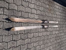 Antike Skier Holz mit Bindung