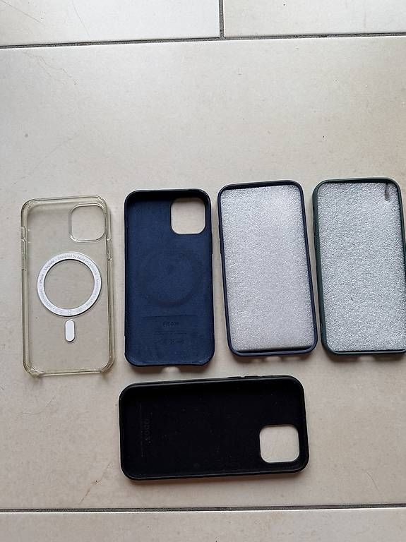 Coques & Protection écran: Lot de 5 coques pour iPhone 12 Pro – D'occasion à Treyvaux par Jujud 1