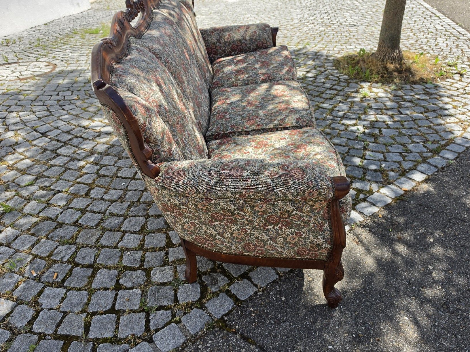 Divani: Antiker 3er-Sofa mit Schnitzereien, Blumenmuster,  – Usato da Mettlen venduto da elios0888 3