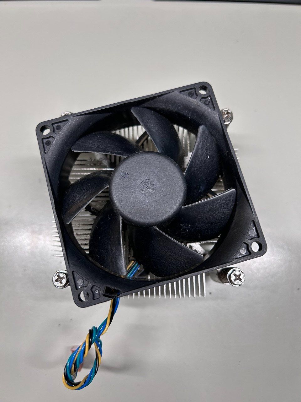 Componenti elettronici: Dissipatore con ventola per CPU – Usato da Giubiasco venduto da LorisVale