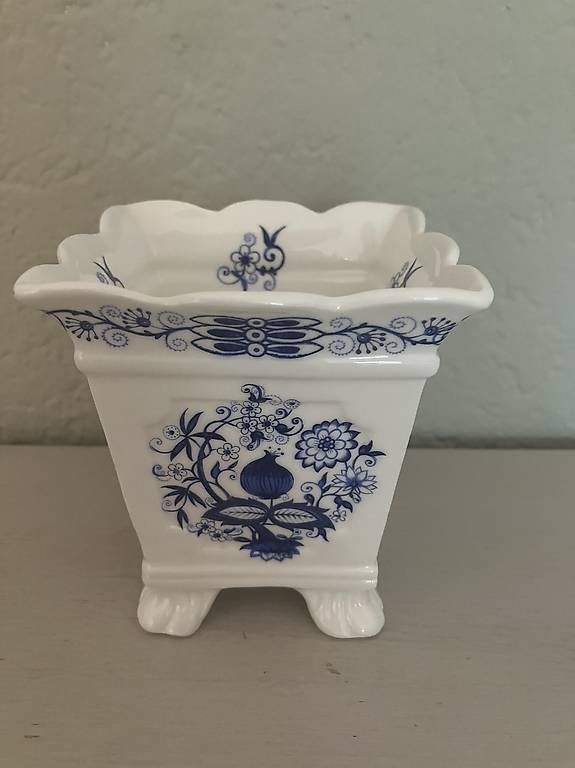 Vasen & Gefässe: China Small Footed Vase Blue White Floral – Gebraucht aus Kilchberg ZH von SwissElla